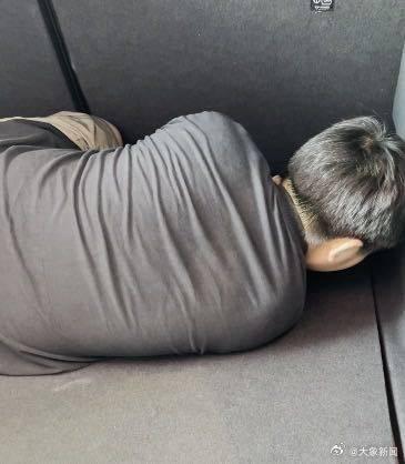 生父回应让男孩坐后备箱 征求孩子意愿不道歉